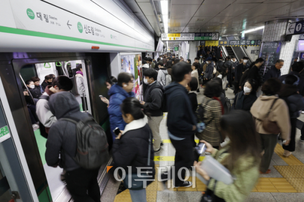 ▲서울지하철서울교통공사 노사가 노조의 파업 예고일을 하루 앞둔 8일 서울 시내의 한 지하철 승강장에서 시민들이 발걸음을 옮기고 있다. 서울 지하철 1~8호선을 운영하는 서울교통공사 등에 따르면 공사는 이날 오후 3시 노조와 최종 협상에 돌입한다. 이날 노사가 끝내 합의에 이르지 못할 경우 서울 지하철은 9일 오전부터 멈춰서게 된다. 조현호 기자 hyunho@