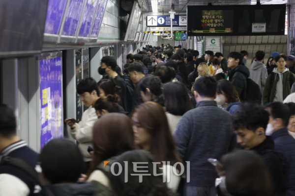 ▲서울지하철서울교통공사 노사가 노조의 파업 예고일을 하루 앞둔 8일 서울 시내의 한 지하철 승강장에서 시민들이 열차를 기다리고 있다. 서울 지하철 1~8호선을 운영하는 서울교통공사 등에 따르면 공사는 이날 오후 3시 노조와 최종 협상에 돌입한다. 이날 노사가 끝내 합의에 이르지 못할 경우 서울 지하철은 9일 오전부터 멈춰서게 된다. 조현호 기자 hyunho@