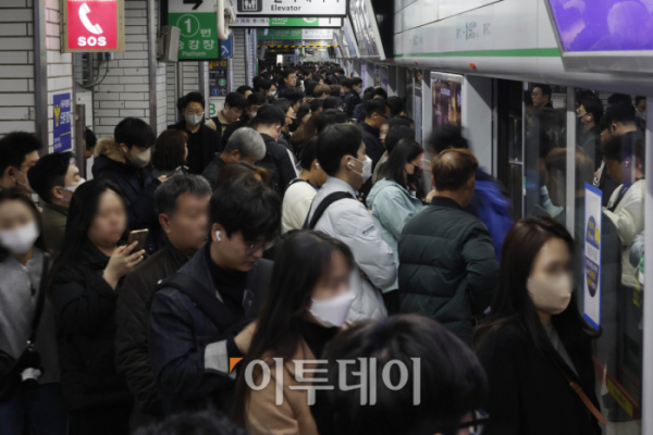 ▲서울 지하철 1~8호선을 운영하는 서울교통공사 노조가 총파업에 돌입한 9일 오전 서울 시내의 한 지하철 승강장에서 시민들이 열차를 기다리고 있다. 노조에 따르면 파업은 경고성 파업 9~10일 이틀간 진행한다. 서울교통공사는 파업 기간 중 출근시간대(7~9시)는 운행률 100%를 유지하고 퇴근시간대(오후6~8시)는 운행률 저하로 인한 혼잡도를 완화하기 위해 비상대기 열차 7대를 대기시킬 예정이다. 조현호 기자 hyunho@