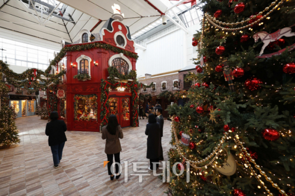 ▲현대백화점이 크리스마스 시즌을 맞아 '해리의 꿈의 상점(La boutique d'Harry)’을 공개한 9일 서울 영등포구 더현대 서울 사운즈 포레스트 H빌리지를 찾은 관람객들이 전시를 살펴보고 있다. 이날 현대백화점이 공개한 혜리의 꿈의 상점은 11m 높이의 대형 크리스마스 트리와 현대백화점의 16개 전 점포를 상징하는 16개의 부티크(상점)와 마르쉐(시장), 6000여 개의 조명 등으로 구성됐다. 조현호 기자 hyunho@