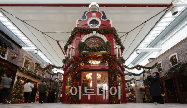 ▲현대백화점이 크리스마스 시즌을 맞아 '해리의 꿈의 상점(La boutique d'Harry)’을 공개한 9일 서울 영등포구 더현대 서울 사운즈 포레스트 H빌리지를 찾은 관람객들이 전시를 살펴보고 있다. 이날 현대백화점이 공개한 혜리의 꿈의 상점은 11m 높이의 대형 크리스마스 트리와 현대백화점의 16개 전 점포를 상징하는 16개의 부티크(상점)와 마르쉐(시장), 6000여 개의 조명 등으로 구성됐다. 조현호 기자 hyunho@