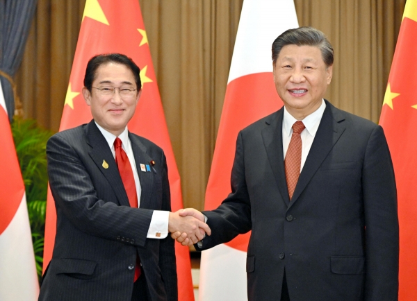 ▲기시다 후미오(왼쪽) 일본 총리와 시진핑 중국 국가주석이 2022년 11월 17일 아시아태평양경제협력체(APEC) 정상회의가 열리는 태국 방콕에서 만나 악수하고 있다. 방콕(태국)/AP뉴시스
