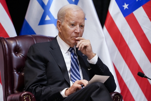 ▲조 바이든 미국 대통령이 베냐민 네타냐후 이스라엘 총리와의 회담 도중 생각에 잠겨 있다. 텔아비브/AP뉴시스
