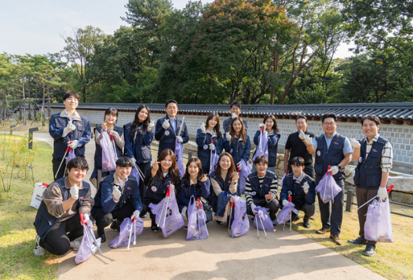 ▲삼화페인트공업 사내 임직원 봉사단은 지역사회 환경 개선을 위한 ‘삼화 종묘 돌담길 플로깅데이’ 봉사활동을 진행했 (사진제공=삼화페인트)