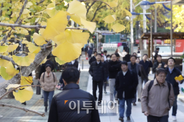 ▲ 서울 여의도에서 두꺼운 외투를 입은 시민들이 발걸음을 재촉하고 있다. 조현호 기자 hyunho@ 