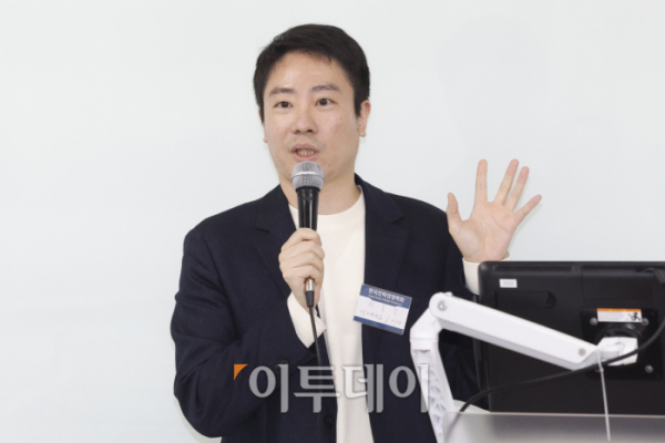 ▲이종선 명지대 교수가 10일 서울 광진구 건국대 서울캠퍼스 경영관에서 열린 2023 한국전략경영학회 추계학술대회에서 토론을 하고 있다. 조현호 기자 hyunho@