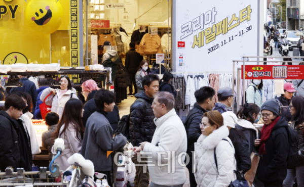 ▲2023 코리아세일페스타 개막 첫 주말인 지난해 11월 12일 서울 중구 명동거리가 관광객들로 북적이고 있다. 역대 최대 규모인 2500여 곳의 기업이 참가한 이번 코리아세일페스타는 30일까지 진행한다. 조현호 기자 hyunho@