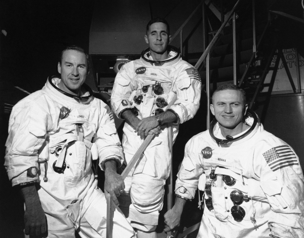 ▲1968년 12월 18일 미국 플로리다주 케네디 우주센터에서 아폴로 8호 우주비행사 제임스 로벨(왼쪽), 윌리엄 앤더스(가운데), 프랭크 보먼(오른쪽)이 사진을 찍고 있다. 플로리다(미국)/AP뉴시스
