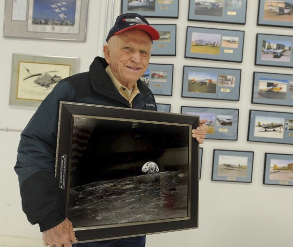 ▲‘아폴로 8호’ 사령관이었던 프랭크 보먼이 미국 몬태나주 빌링스에서 45년 전 달 탐사 당시 찍은 유명한 사진인 ‘지구돋이’를 들고 있다. 빌링스(미국)/AP연합뉴스 
