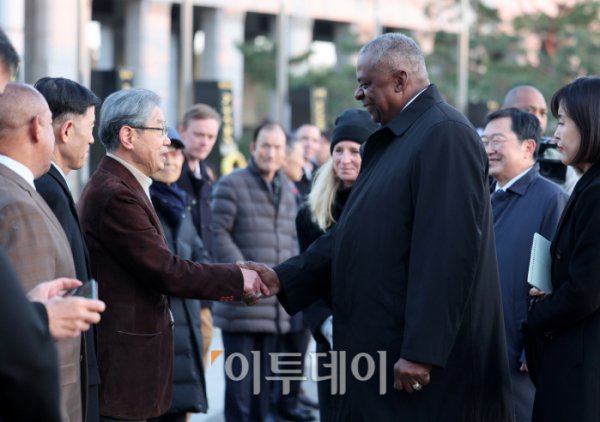 ▲방한한 로이드 오스틴 미국 국방부 장관이 미국 재향군인의 날을 맞아 12일 오후 서울 용산구 전쟁기념관에서 한미 재향군인들을 만나 인사를 나누고 있다. 사진공동취재단