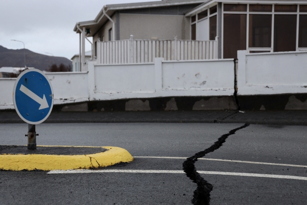 ▲아이슬란드 그린다비크에서 11일 지진으로 금이 간 도로가 보인다. 그린다비크(아이슬란드)/로이터연합뉴스
