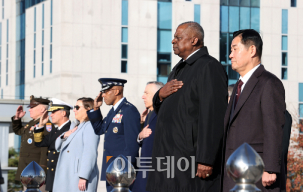 ▲신원식 국방부 장관과 로이드 오스틴 미국 국방장관 등 한미안보협의회의(SCM) 미국 대표단이 13일 서울 용산구 국방부 연병장에서 열린 제55차 SCM(한미안보협의회의) 의장행사에 참석해 국기에 대한 경례를 하고 있다. 사진공동취재단