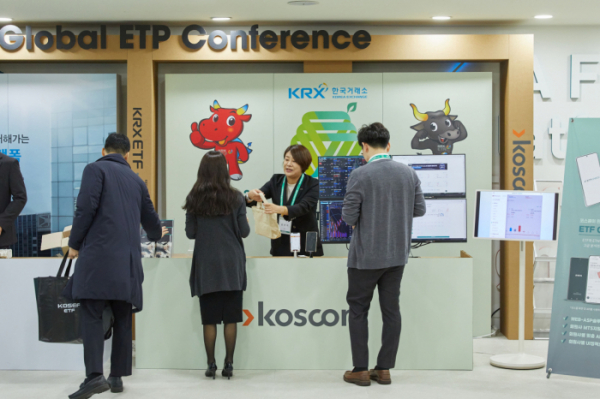 ▲10일 한국거래소에서 열린 2023 글로벌 ETP 컨퍼런스 서울에서 코스콤이 ‘ETF CHECK’ 부스를 설치하고 서비스를 소개했다.  (사진=코스콤)
