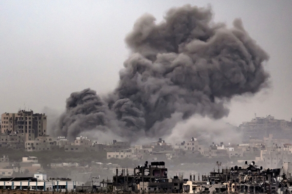 ▲12일(현지시간) 팔레스타인 가자지구 남부에서 이스라엘군의 폭격으로 연기가 솟아오르고 있다. 가자(팔레스타인)/AFP연합뉴스
