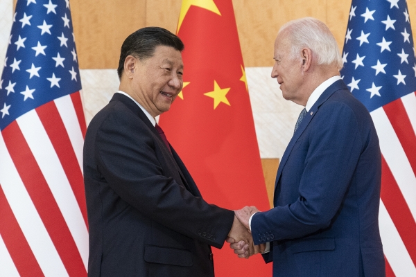 ▲조 바이든(오른쪽) 미국 대통령과 시진핑 중국 국가주석이 지난해 11월 14일 인도네시아 발리에서 악수를 하고 있다. 발리/AP연합뉴스
