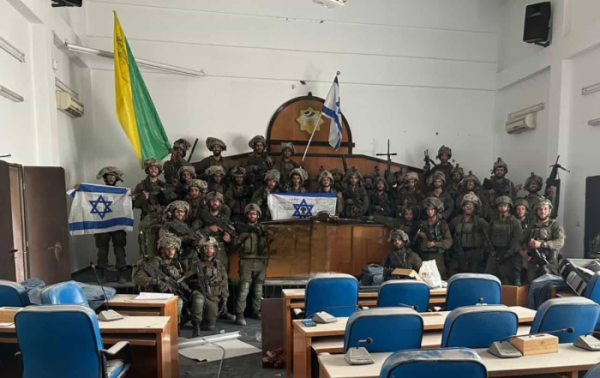 ▲이스라엘군이 하마스 의사당을 점령한 것으로 보이는 사진이 소셜미디어에서 확산하고 있다. 출처 이스라엘 워룸 엑스(X)