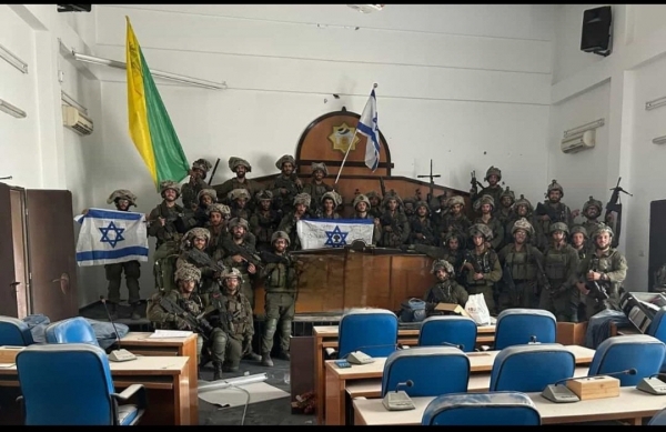 ▲이스라엘군 골라니 여단 병사들이 가자지구 내 하마스 의사당에서 사진을 찍고 있다. 출처 마이클 밀슈테인 엑스(X)
