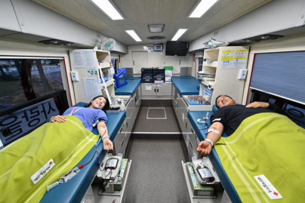 ▲삼성전기 직원들이 지난 10월 31일 부산사업장에서 헌혈에 참여하고 있다.  (사진제공=삼성전자)