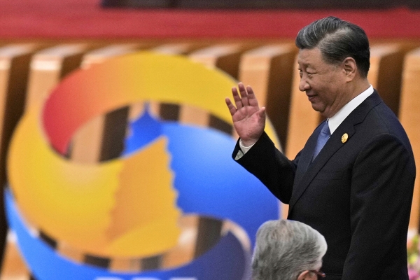 ▲시진핑 중국 국가주석이 지난달 18일 중국 베이징의 인민대회당에서 열린 제3차 일대일로 정상포럼 개막식 기조연설 후 인사하고 있다. 베이징/AP뉴시스
