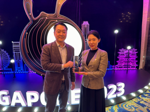 ▲14일(현지시간) 싱가포르에서 열린 중국 앤트그룹의 ‘알리페이 플러스 프리미엄 파트너’ 시상식에서 ‘베스트 비즈니스 혁신상’을 수상했다. (사진제공=롯데면세점)