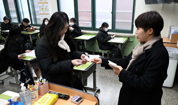 ▲2024학년도 대학수학능력시험을 하루 앞둔 15일 서울 영등포구 영신고에서 3학년 학생들이 수험표를 배부 받고 있다. 사진공동취재단