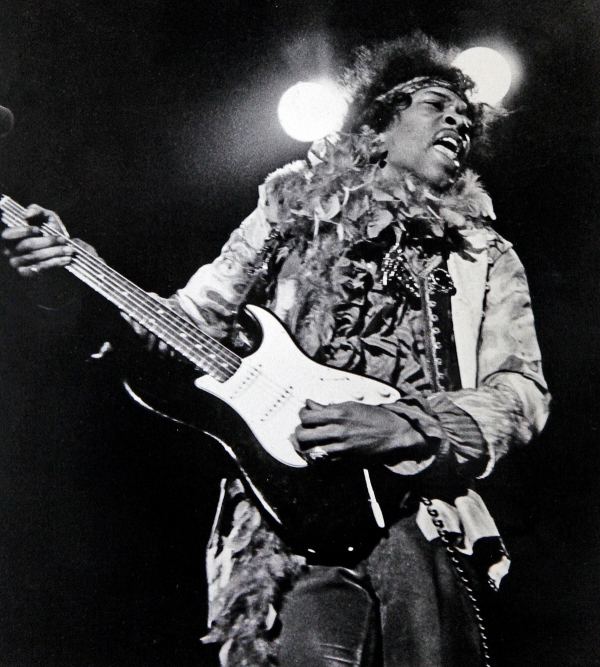 ▲1967년 6월 18일(현지시간) 지미 헨드릭스가 미국 캘리포니아 몬테레이에서 열린 몬테레이 팝 페스티벌에서 공연하고 있다. (AP/뉴시스)
