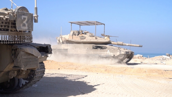 ▲14일(현지시간) 가자지구 북부 알샤티에서 이스라엘군 전차가 지상 작전을 펼치고 있다. 알샤티(가자지구)/로이터연합뉴스
