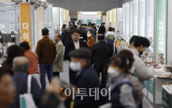 ▲15일 서울 서초구 aT센터에서 열린 2023 대한민국식품대전(KFS)에서 관람객들이 전시 부스를 살펴보고 있다. 조현호 기자 hyunho@