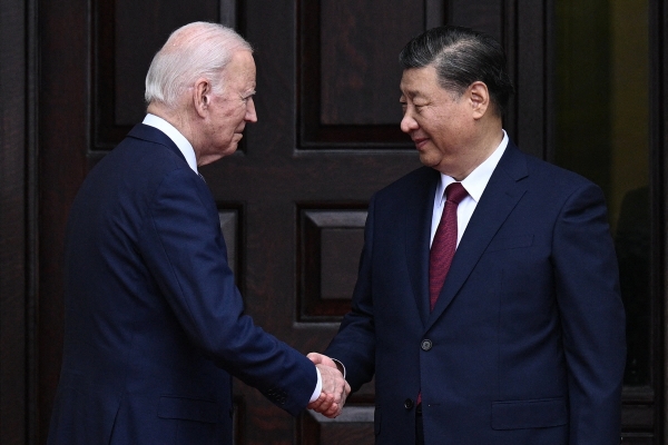 ▲조 바이든(왼쪽) 미국 대통령과 시진핑 중국 국가주석이 14일(현지시간) 정상회담에 앞서 악수하고 있다. 우드사이드(미국)/AFP연합뉴스
