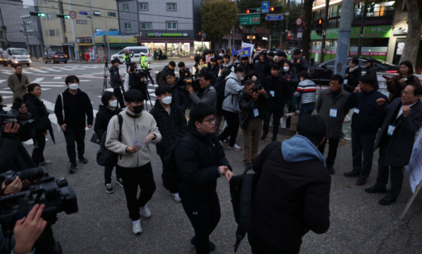 ▲2024학년도 대학수학능력시험일인 16일 서울 용산구 용산고 시험장으로 수험생들이 들어서고 있다. 신태현 기자 holjjak@