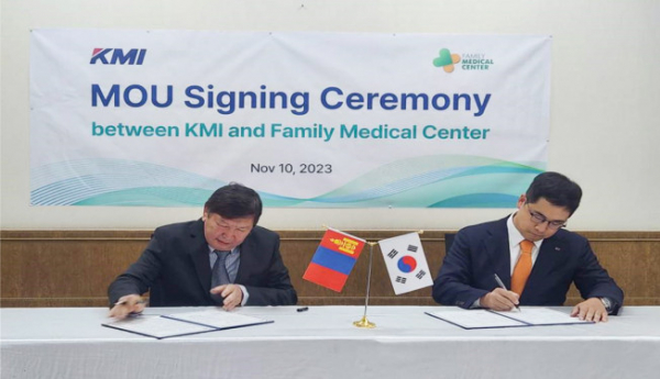 ▲(왼쪽부터) Ts. Gantsog 몽골 Family Medical Center 대표와 이광배 KMI한국의학연구소 기획조정실장이 업무협약을 체결하고 있다. (사진제공=KMI한국의학연구소)
