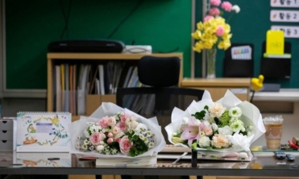 ▲서이초등학교 사망 교사 49재인 지난 9월4일 서울 서초구 서이초등학교 내 고인이 근무한 교실에 꽃이 놓여져 있다. 뉴시스

