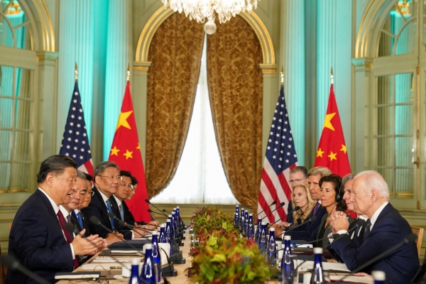 ▲미국 우드사이드에서 열린 미·중 정상회담에서 15일(현지시간) 시진핑(맨 왼쪽) 중국 국가주석이 조 바이든(맨 오른쪽) 미국 대통령에게 말하고 있다. 우드사이드(미국)/로이터연합뉴스
