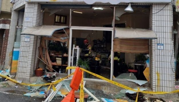 ▲16일 오전 11시12분쯤 폭발 사고가 발생한 구미시 황상동의 한 식당. (출처=구미소방서)