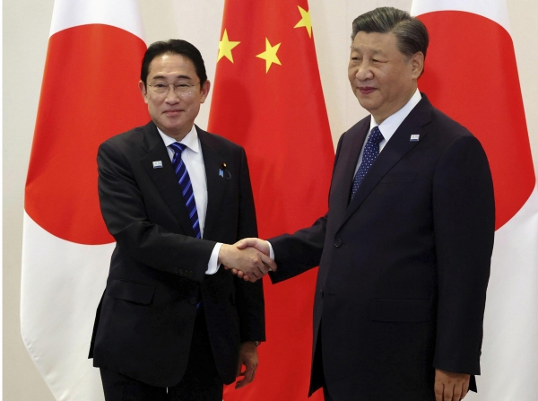 ▲시진핑(오른쪽) 중국 국가주석과 기시다 후미오 일본 총리가 16일(현지시간) 미국 샌프란시스코에서 회담에 앞서 악수하고 있다. 샌프란시스코(미국)/AP연합뉴스 
