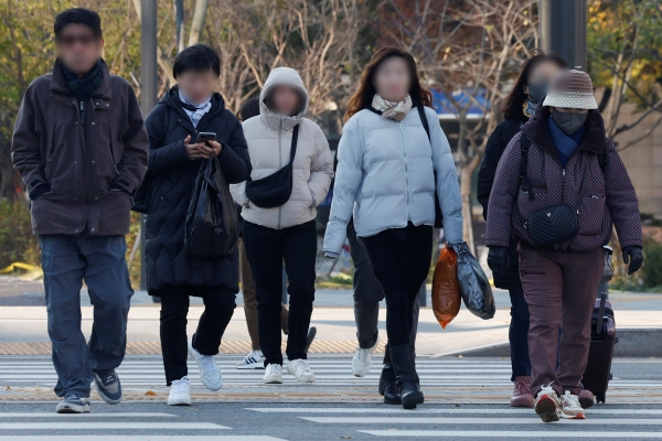 ▲12일 오전 서울 종로구 광화문역 일대에서 두꺼운 외투를 입은 시민들이 발걸음을 재촉하고 있다. (조현호 기자 hyunho@)
