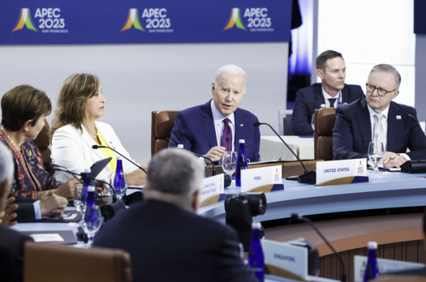 ▲조 바이든(오른쪽서 두 번째) 미국 대통령이 17일(현지시간) 미국 샌프란시스코 모스코니 센터에서 열린 '아시아태평양경제협력체(APEC) 정상회의'에서 발언하고 있다. (EPA/연합뉴스)