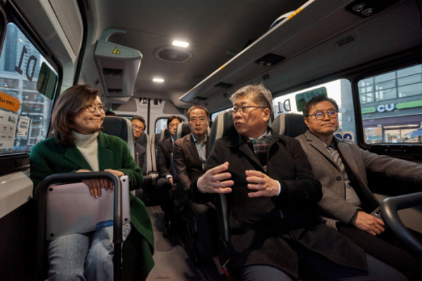 ▲경제협력개발기구(OECD) 국제교통포럼 관계자들이 '똑타' 서비스를 체험하고 있다. (사진제공=현대차)