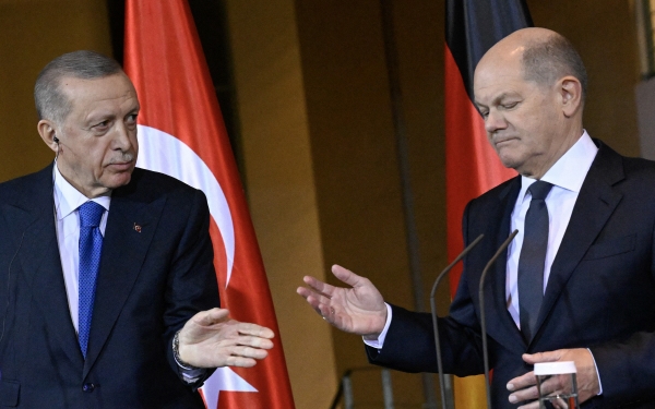 ▲레제프 타이이프 에르도안(왼쪽) 튀르키예 대통령과 올라프 숄츠 독일 총리가 18일(현지시간) 기자회견을 하고 있다. 베를린/AFP연합뉴스
