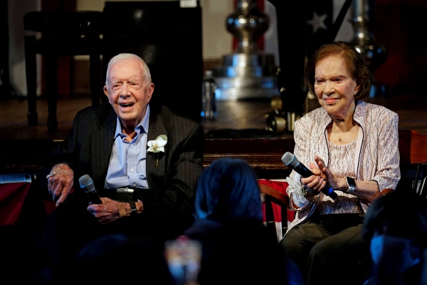 ▲지미 카터(왼쪽) 대통령과 그의 부인인 로잘린 카터 영부인이 2021년 7월 미국 조지아주 플레인스에서 결혼기념일을 맞아 함께 앉아 있다. 플레인스(미국)/로이터연합뉴스
