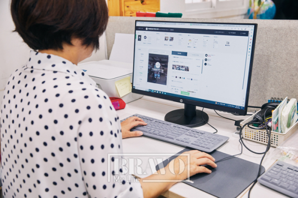 ▲김요경 씨는 자신의 전공과 경력을 발휘해 더브릿지 작은도서관의 홈페이지를 만들어 운영하고 있다.(이소망 프리랜서)