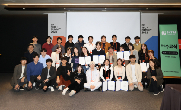 ▲SKT AI 펠로우십 5기 학생들이 17일 강남 코엑스에서 수료식을 마치고 기념촬영을 하고 있다. 사진제공=SK텔레콤
