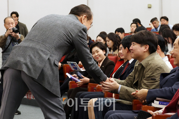 ▲이준석(오른쪽) 국민의힘 전 대표와 권영세 국민의힘 의원이 20일 서울 여의도 국회도서관에서 열린 하태경 의원 '여의도 렉카' 출판 기념회에서 악수를 하고 있다. 고이란 기자 photoeran@