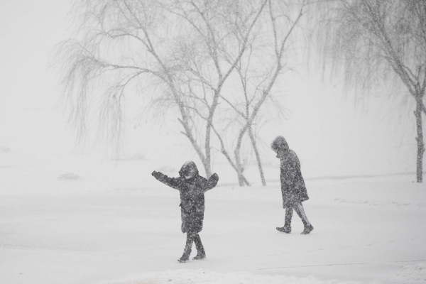 ▲2021년 1월 12일 오후 여의도 한강공원에서 시민이 눈을 맞으며 즐거워하고 있다. (조현호 기자 hyunho@)

