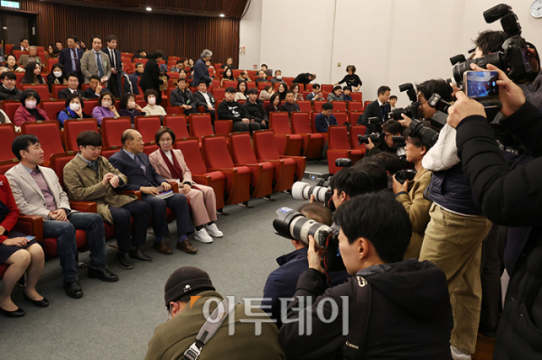 ▲이준석(왼쪽 두번째) 국민의힘 전 대표가 20일 서울 여의도 국회도서관에서 열린 하태경(왼쪽) 의원 '여의도 렉카' 출판 기념회에 참석하고 있다. 고이란 기자 photoeran@