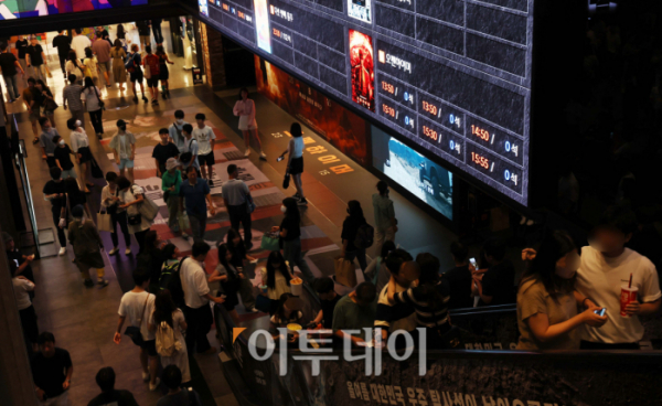 ▲제78주년 광복절에 맞춰 영화 '오펜하이머'가 개봉한 8월 15일 서울 용산구 CGV용산아이파크몰이 관람객들로 붐비고 있다. 신태현 기자 holjjak@ (이투데이DB)