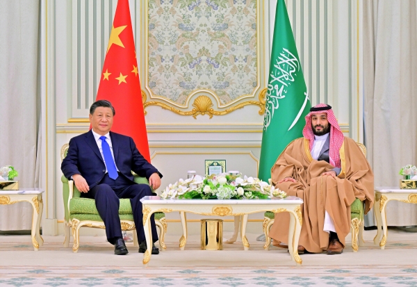 ▲시진핑(왼쪽) 중국 국가주석과 무함마드 빈 살만 사우디아라비아 왕세자가 지난해 12월 8일(현지시간) 사우디 리야드에서 회담하고 있다. 리야드/신화뉴시스
