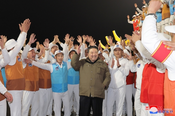 ▲북한은 22일 전날 밤 발사한 군사정찰위성 1호기 ‘만리경-1호’의 발사가 성공적으로 이뤄졌다고 밝혔다.  조선중앙통신은 이날 “국가항공우주기술총국은 2023년 11월 21일 22시 42분 28초에 평안북도 철산군 서해위성발사장에서 정찰위성 ‘만리경-1호’를 신형위성운반로켓 ‘천리마-1형’에 탑재해 성공적으로 발사했다”고 보도했다. 관계자들과 자리를 함께 한 김정은. 조선중앙통신 (연합뉴스)
