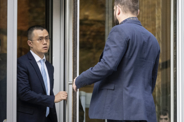 ▲창펑 자오 바이낸스 CEO가 21일(현지시간) 미국 시애틀 법원에서 열린 재판에 참석 후 법원을 떠나고 있다. (AP/뉴시스)