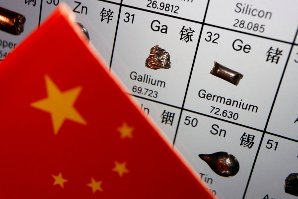 ▲중국 오성홍기 너머로 갈륨과 게르마늄이 포함된 주기율표가 보인다. 로이터연합뉴스
